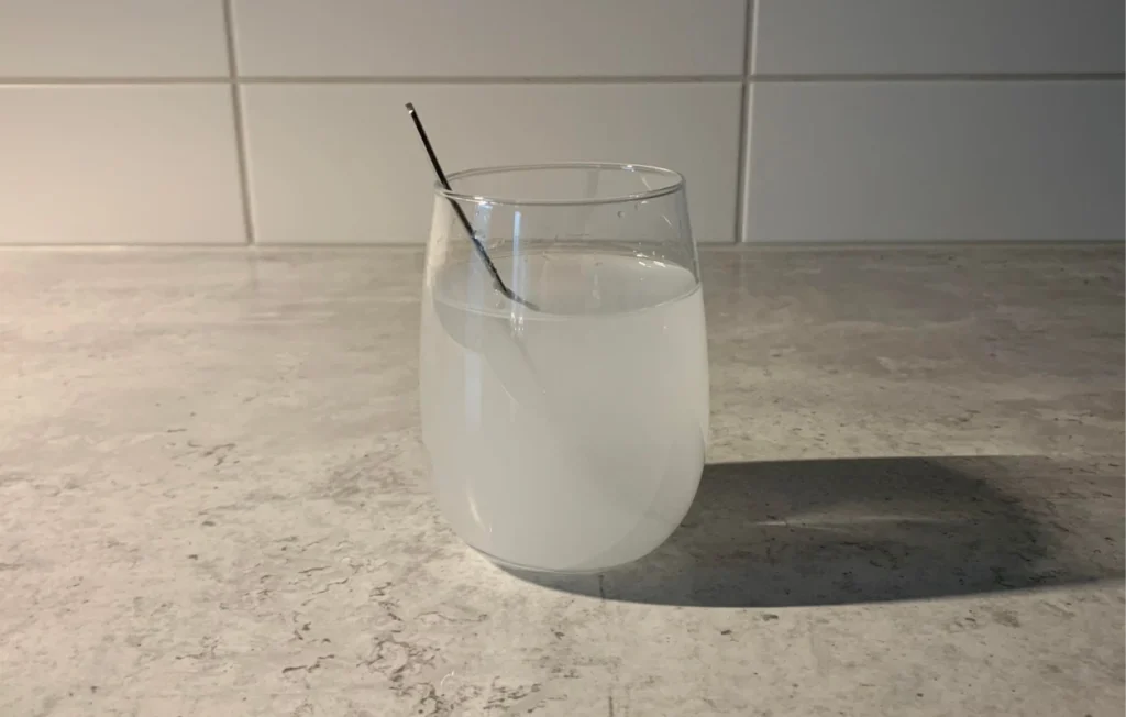 Creatine Monohydrate i glas med vatten